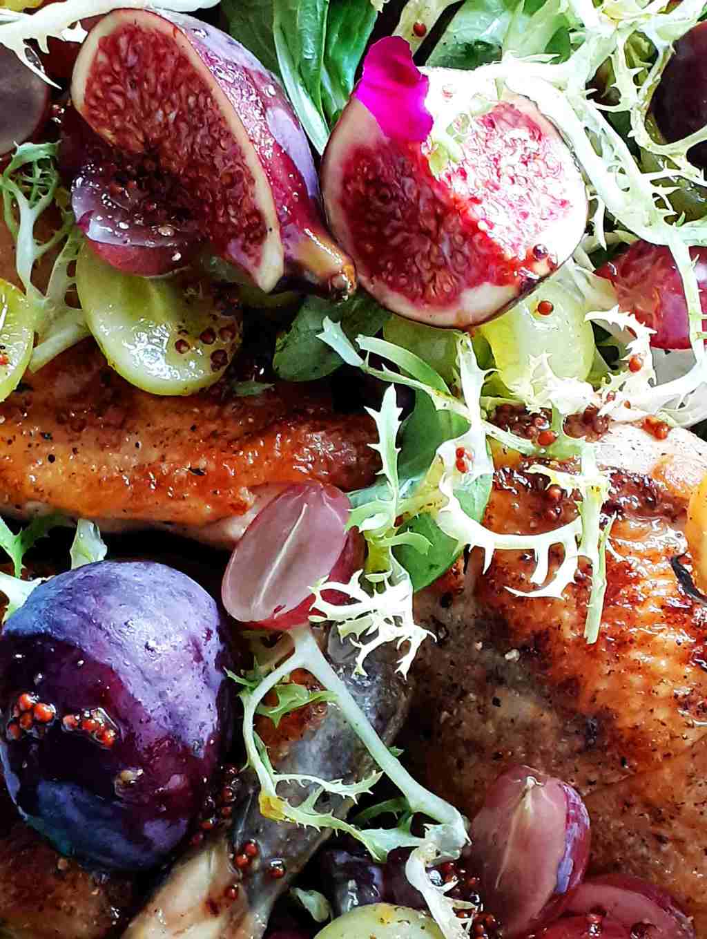 Perlhuhn auf schwarzen Linsen B&uuml;ffet Catering Kunz-Mahl f&uuml;r Feiern in K&ouml;ln