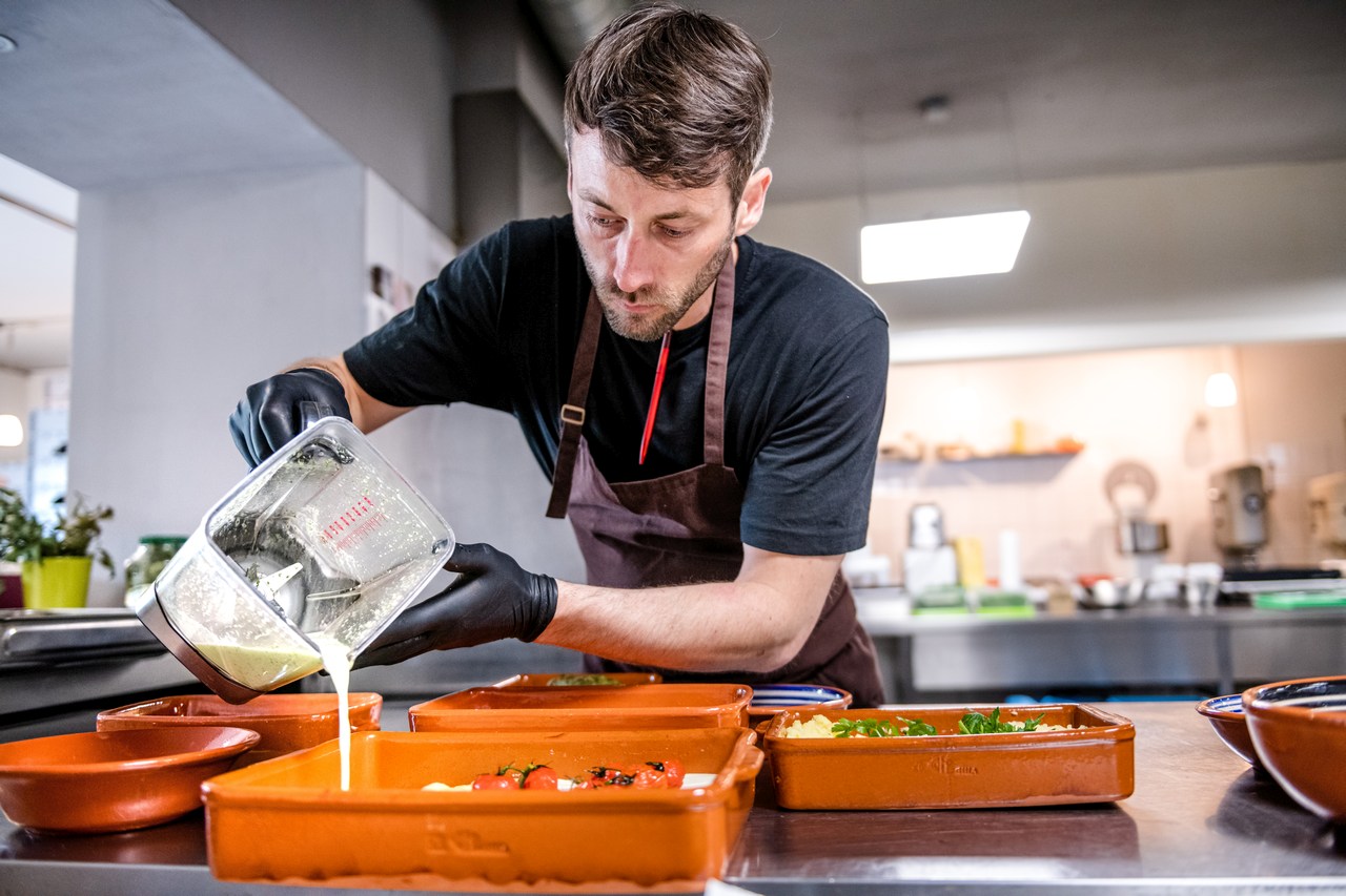 Catering Kunz-Mahl Köln Koch verteilt Sauce